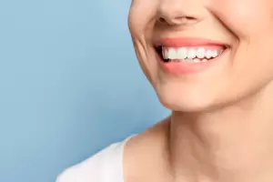 El truco casero y natural para blanquear los dientes y eliminar el sarro