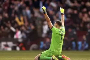 Una atajada del "Dibu" Martnez fue elegida como la mejor de la temporada en la Premier League