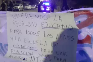 Padres y alumnos de la Escuela n 267 cortan Ruta 40