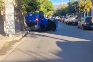 Impactante vuelco en pleno centro