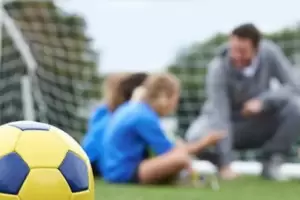 Un profesor de ftbol va a juicio acusado de haber abusado a dos alumnos