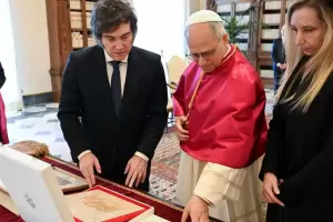 Regalos catamarqueos: el simblico intercambio entre Milei y Len XIV