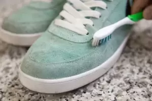 El increble truco casero para blanquear la suela de tus zapatillas  sin esfuerzo