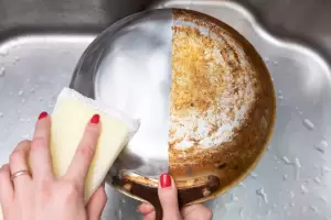 Ni vinagre ni bicarbonato: la frmula mgica para terminar con la grasa pegada a las ollas y asaderas para siempre