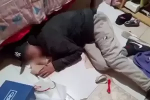 Increble: Lleg a su casa y encontr al ladrn durmiendo en el piso