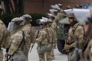 Trump militariza Los ngeles tras las protestas por redadas migratorias