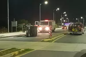 Tres Puentes: un auto volc y una mujer result herida de gravedad