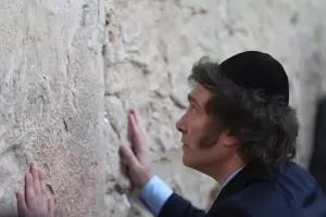 Milei inici su visita oficial a Israel con una oracin en el Muro de los Lamentos