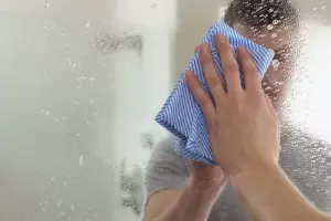 El infalible truco para limpiar tus espejos y dejarlos como nuevos