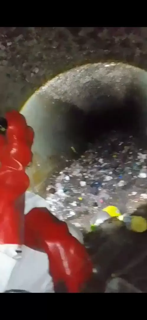 basura canal de riego