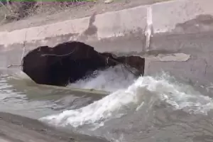 Basura acumulada: realizan tareas de emergencia en el canal de riego