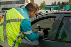 Intent� sobornar a un agente, se fug� y abandon� a su amigo en el auto