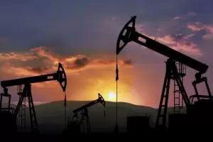 El petrleo sigue en alza por el posible cierre del estrecho de Ormuz