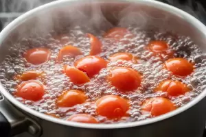 Si tens cscaras de tomate, no las tires: por qu recomiendan hervirlas en agua