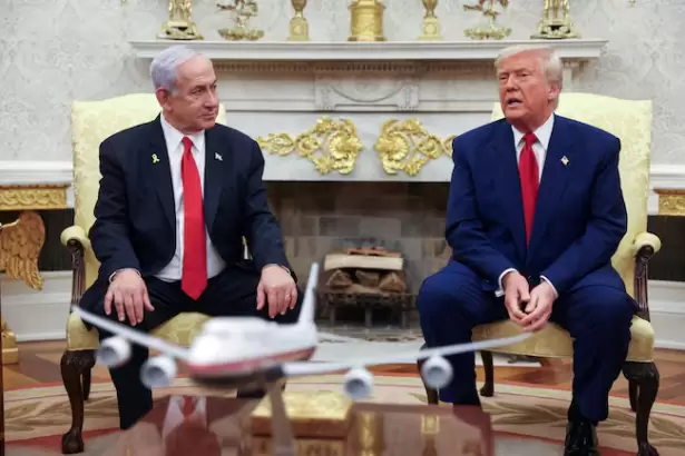 Trump le lanz� una dura advertencia a Netanyahu: "Muy pronto te quedar�s solo"