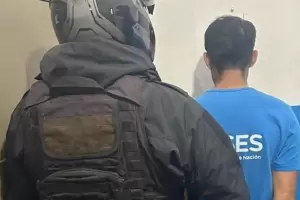 Golpe� a un joven, le arrebat� sus pertenencias y fue aprehendido