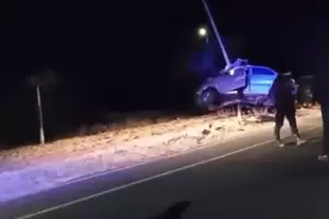 Impactante: automovilista qued incrustado en un poste de luz en Avda. Mxico oeste