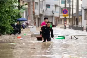 Inundaciones extremas dejan m�s de 80 mil evacuados en China