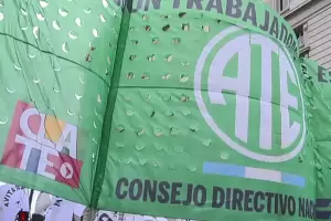 Por DNU, eliminaron el da no laborable del "Trabajador del Estado"