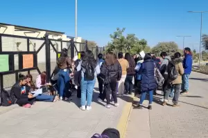 Crecen las protestas en los IES por la falta de docentes: convocan a un "Cartelazo"