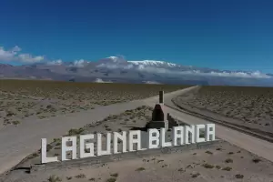 Gobierno proyecta pavimentar el camino de ingreso a Laguna Blanca
