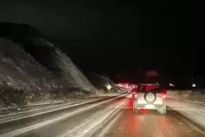 Por las nevadas y el hielo, la Polic�a corta rutas clave: piden evitar circular