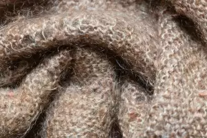 El increble truco para eliminar la pelusa y las bolitas de la ropa de lana usando un elemento