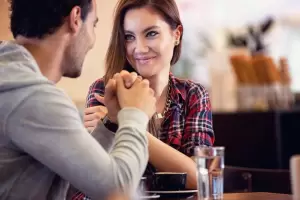 Las 10 seales que da una mujer cuando le gusta un hombre, segn los expertos