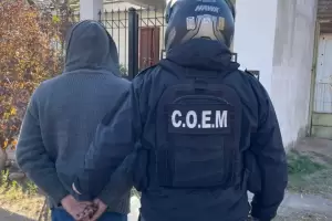 Le rob� a su propia madre: lo atraparon junto a su c�mplice