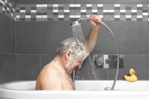 Por qu debemos baarnos menos a medida que envejecemos, segn una dermatloga