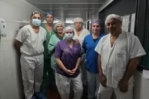 Realizaron una compleja intervencin para extirpar un tumor seo en el San Juan