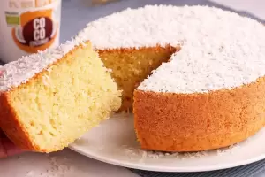 Cmo se hace el Bizcochuelo con harina leudante: la receta casera, esponjosa y hmeda con 6 ingredientes