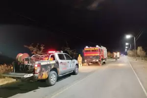 Incendio forestal en Lampacito: bomberos evitaron que el fuego alcanzara corrales