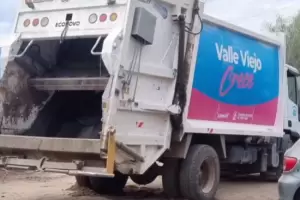 Se hundi un camin recolector en Valle Viejo por el mal estado de las calles