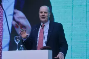 Sturzenegger redobla la motosierra: apunta al INTA y a la ANMAT