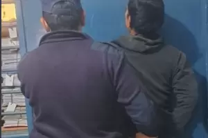 Detienen a violento por arrojar piedras contra una vivienda