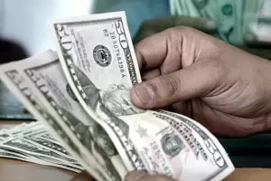 El dlar oficial rompe rcords y supera al blue: cotiza a $1.350