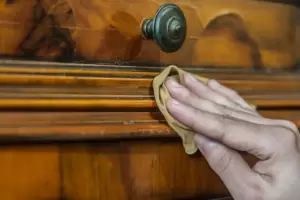 El truco infalible para que los muebles de madera queden como nuevos