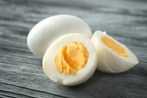 El truco para que la yema del huevo duro quede centrada