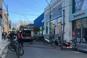 Se incendi un comercio en pleno centro de la ciudad