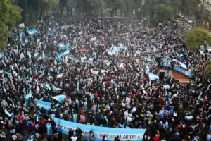 El kirchnerismo se moviliza a Parque Lezama en apoyo de Cristina