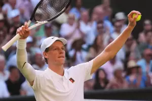 Sinner arras a Djokovic y enfrentar a Alcaraz en una final caliente en Wimbledon