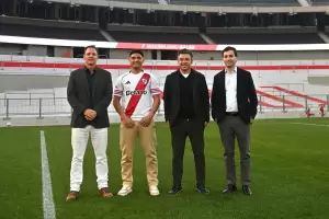 A horas de su debut, River present� oficialmente a Maxi Salas