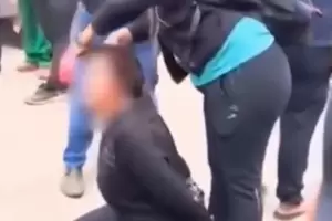 Escracharon a una mechera argentina en Bolivia: le cortaron el pelo, la desnudaron y casi la queman viva