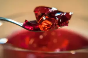 Paso a paso: cmo preparar la gelatina para fortalecer huesos, piel y uas