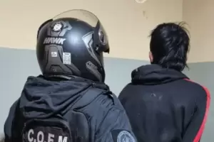 Un hombre fue aprehendido por intentar agredir a su madre