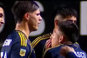 Escndalo: dos jugadores de Boca pelearon en pleno partido contra Argentino Juniors