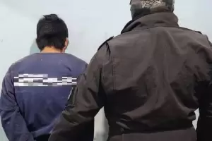 Rompi� una botella de vidrio y amenaz� con matar a su expareja