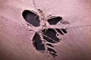 Cmo arreglar una axila descosida con un truco de casa facilsimo de costura y en 5 minutos