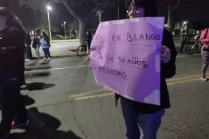 Docentes reclaman frente al CAPE y amenazan con protestas durante la Fiesta del Poncho